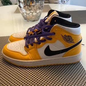 Jordan 1 MID SE Lakers